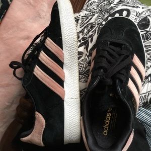 Adidas gazelle sneakers size 5 EUC